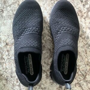 Women’s sketchers slip on shoes. Only worn a few times.